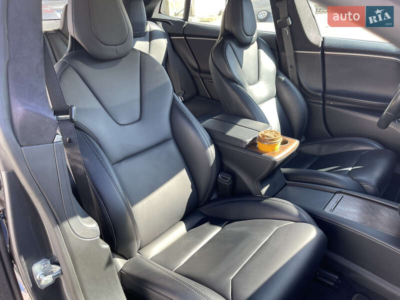Лифтбек Tesla Model S 2018 в Буче