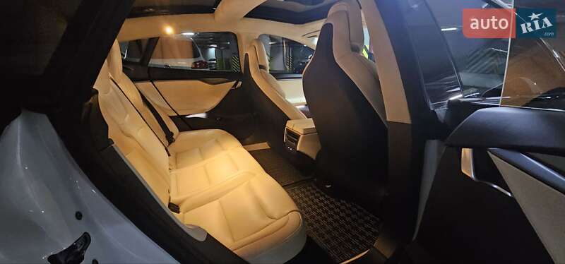 Ліфтбек Tesla Model S 2018 в Харкові