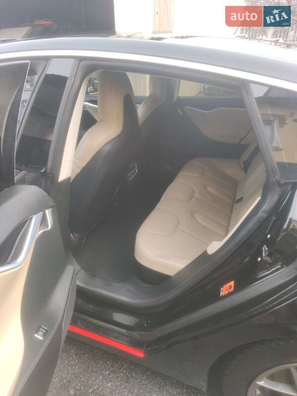 Лифтбек Tesla Model S 2015 в Полтаве