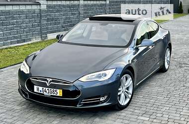 Лифтбек Tesla Model S 2015 в Ровно