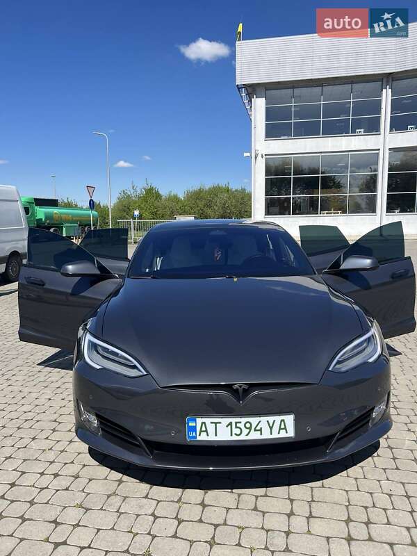 Лифтбек Tesla Model S 2019 в Ивано-Франковске