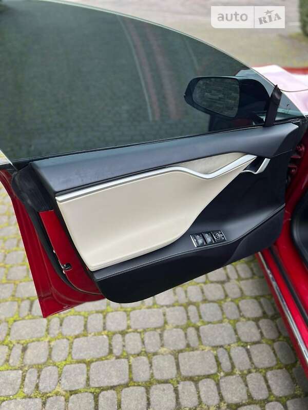 Ліфтбек Tesla Model S 2017 в Трускавці