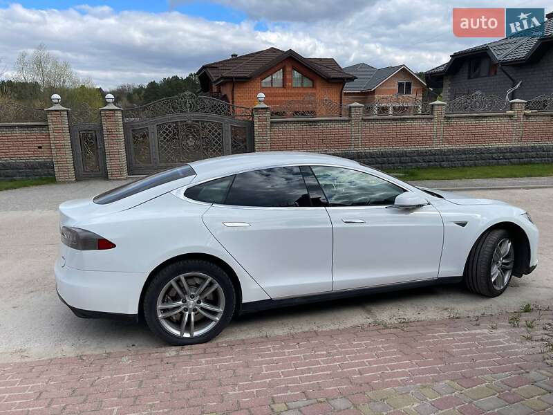 Лифтбек Tesla Model S 2014 в 