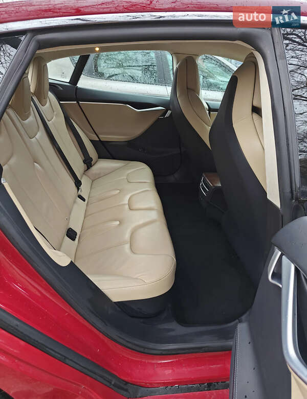 Лифтбек Tesla Model S 2017 в Львове