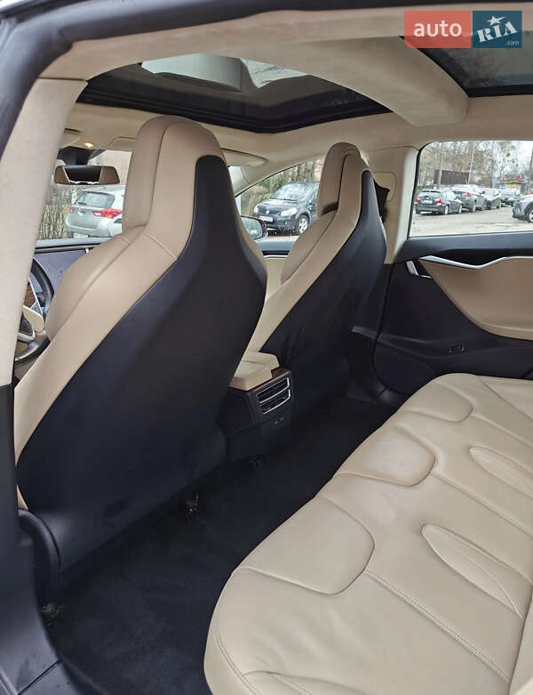 Лифтбек Tesla Model S 2017 в Львове