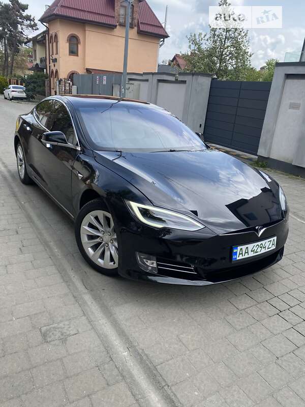 Лифтбек Tesla Model S 2018 в Львове
