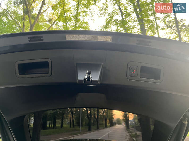 Ліфтбек Tesla Model S 2018 в Чернівцях