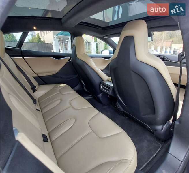 Лифтбек Tesla Model S 2015 в Сторожинце