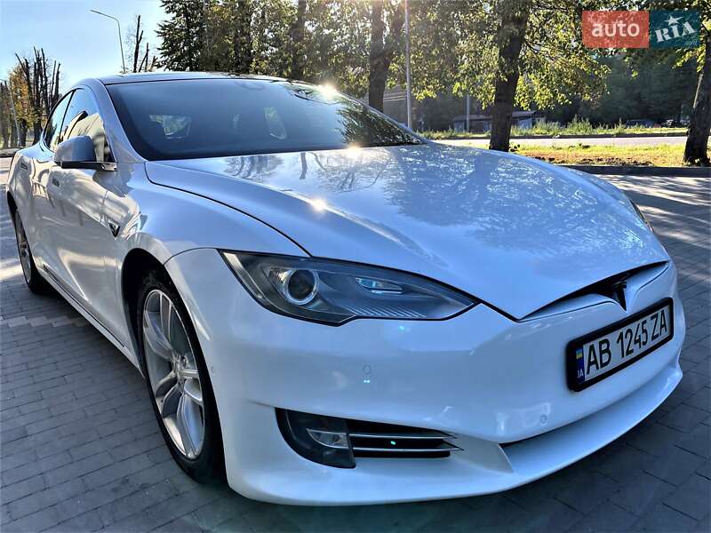 Лифтбек Tesla Model S 2015 в Виннице
