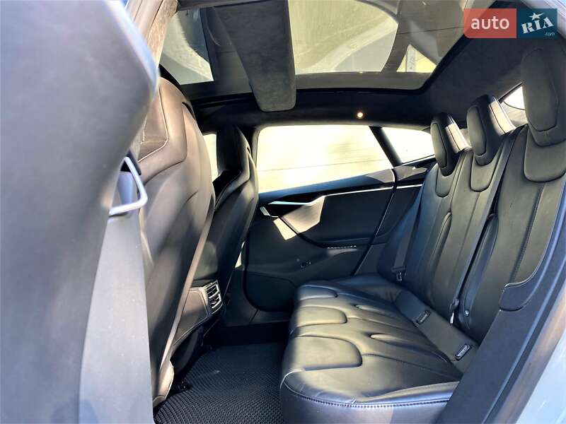 Лифтбек Tesla Model S 2015 в Виннице