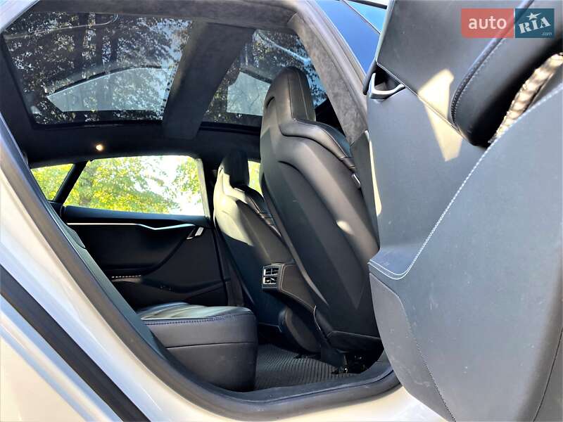 Лифтбек Tesla Model S 2015 в Виннице