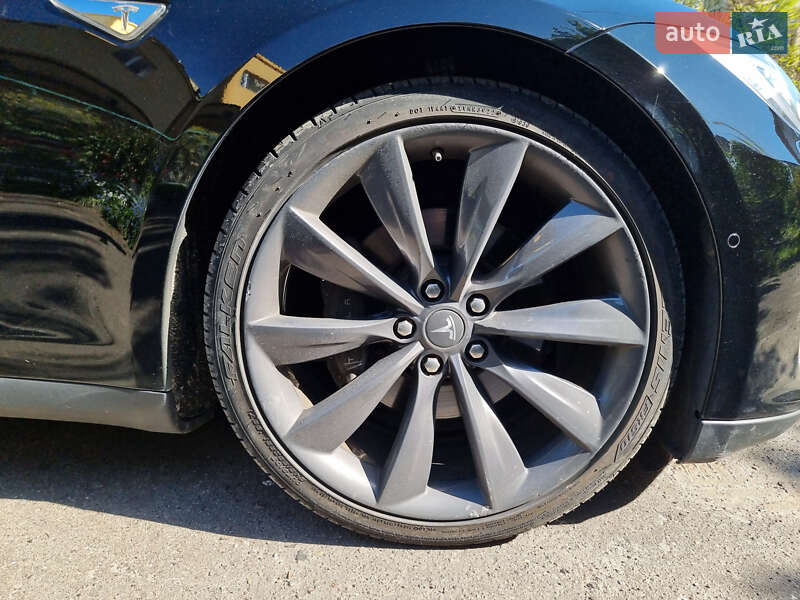 Лифтбек Tesla Model S 2015 в Львове