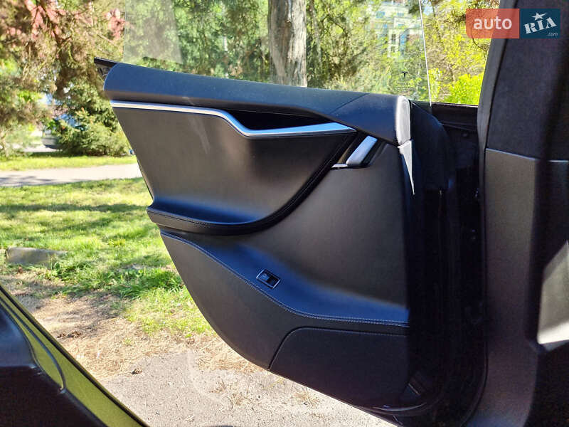 Лифтбек Tesla Model S 2015 в Львове