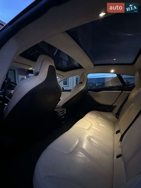 Лифтбек Tesla Model S 2017 в Черновцах