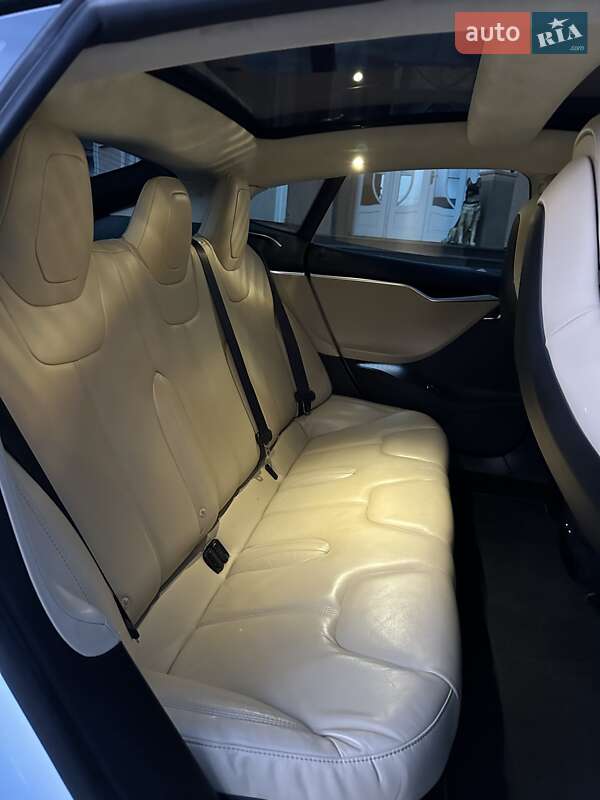 Лифтбек Tesla Model S 2017 в Черновцах