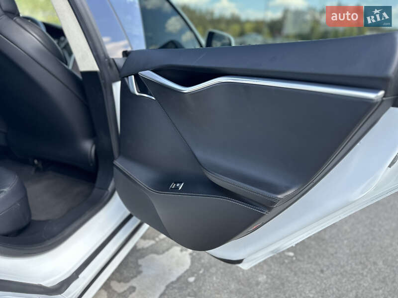 Лифтбек Tesla Model S 2017 в Житомире