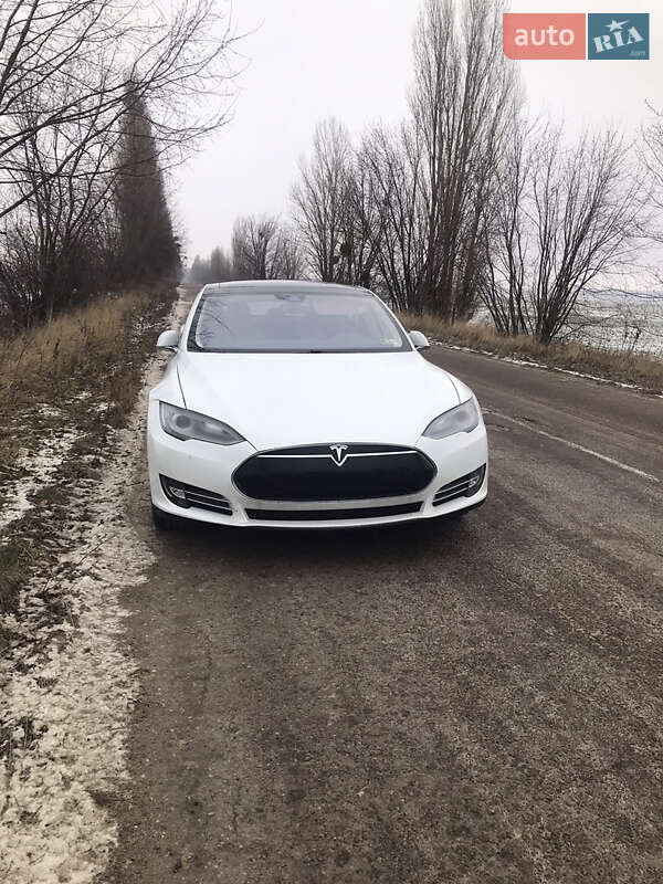 Лифтбек Tesla Model S 2015 в Киеве