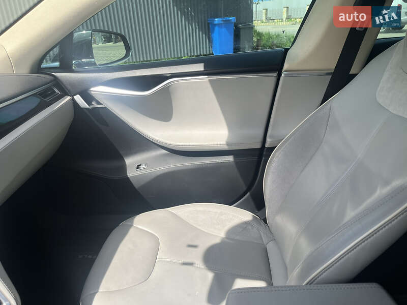 Ліфтбек Tesla Model S 2014 в Сваляві