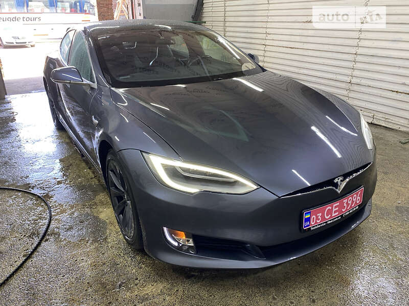 Лифтбек Tesla Model S 2019 в Львове