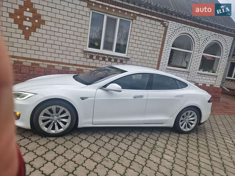 Лифтбек Tesla Model S 2016 в Тульчине