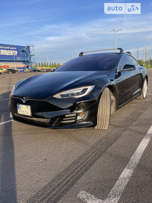 Лифтбек Tesla Model S 2017 в Ровно
