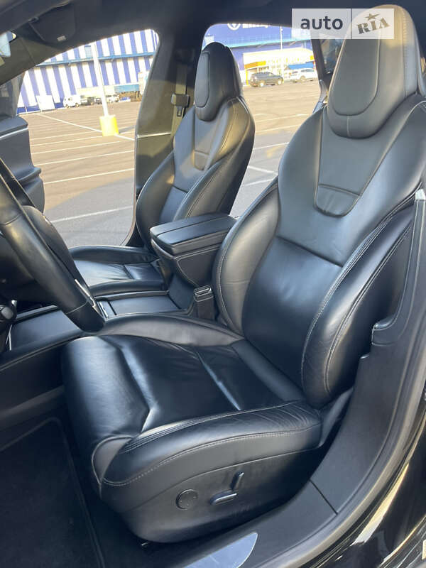 Лифтбек Tesla Model S 2017 в Ровно
