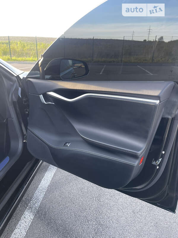 Лифтбек Tesla Model S 2017 в Ровно