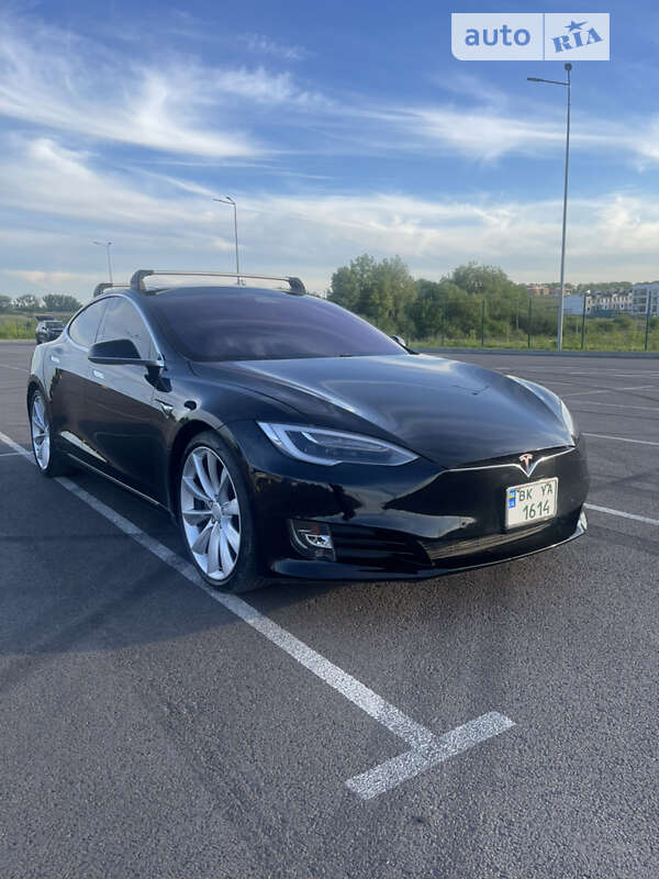 Лифтбек Tesla Model S 2017 в Ровно