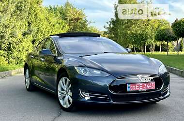 Лифтбек Tesla Model S 2015 в Ровно