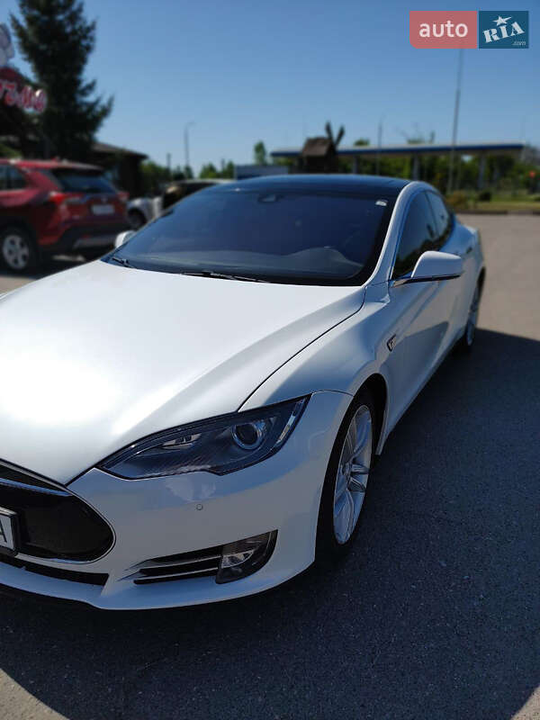 Лифтбек Tesla Model S 2015 в Черкассах