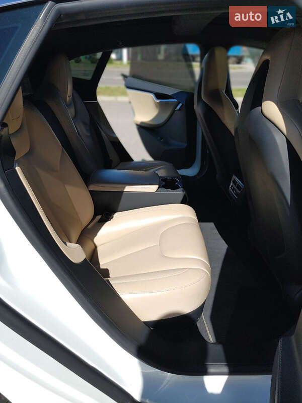Лифтбек Tesla Model S 2015 в Черкассах