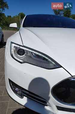 Лифтбек Tesla Model S 2015 в 