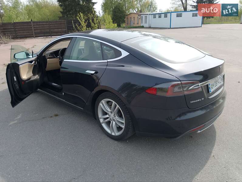 Ліфтбек Tesla Model S 2015 в Києві