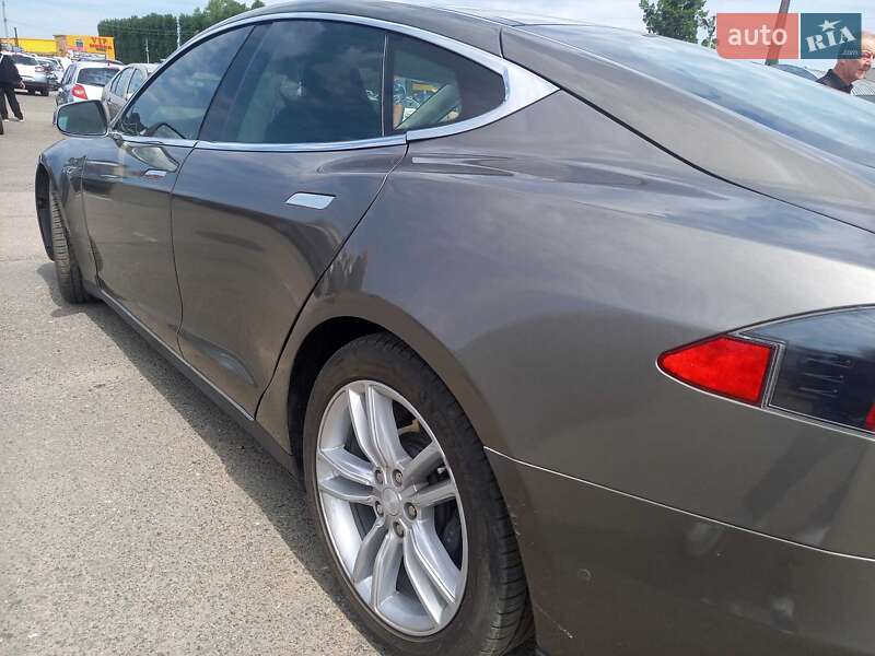 Лифтбек Tesla Model S 2016 в Черкассах
