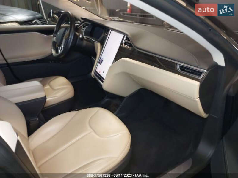 Лифтбек Tesla Model S 2015 в Ивано-Франковске