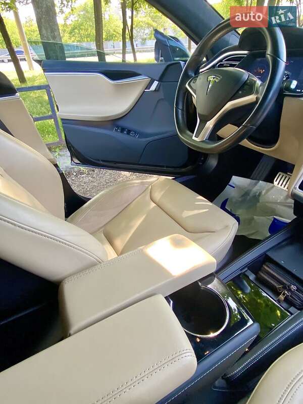 Ліфтбек Tesla Model S 2015 в Дніпрі