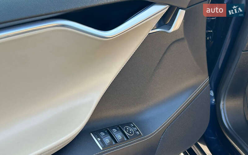 Лифтбек Tesla Model S 2015 в Черновцах