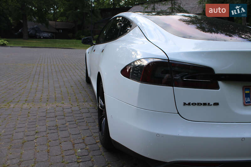 Ліфтбек Tesla Model S 2015 в Львові