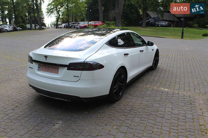 Ліфтбек Tesla Model S 2015 в Львові