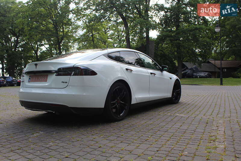 Ліфтбек Tesla Model S 2015 в Львові