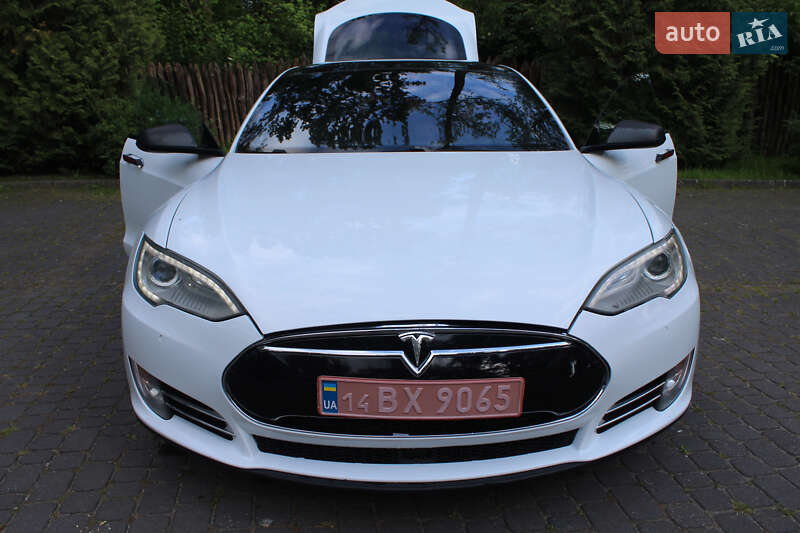 Ліфтбек Tesla Model S 2015 в Львові