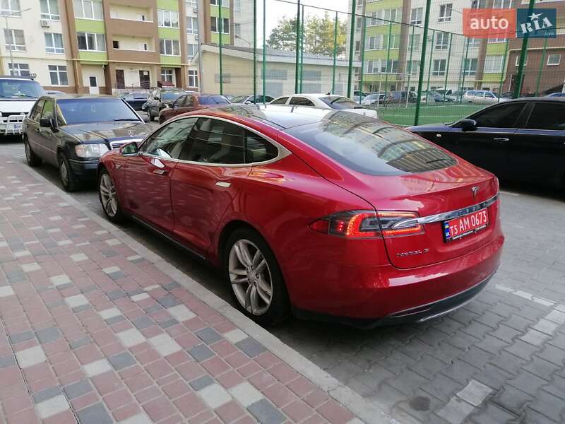 Лифтбек Tesla Model S 2015 в Днепре