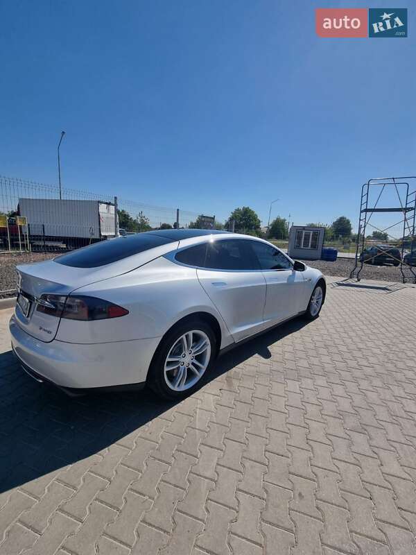 Лифтбек Tesla Model S 2013 в Нововолынске