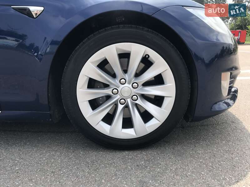 Лифтбек Tesla Model S 2017 в Киеве