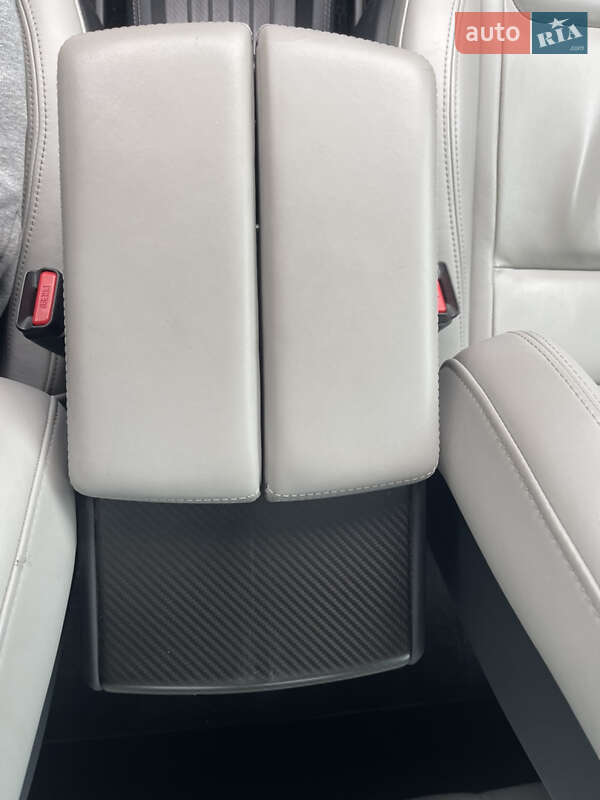 Лифтбек Tesla Model S 2015 в Луцке