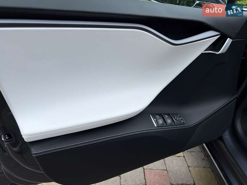 Лифтбек Tesla Model S 2018 в Львове