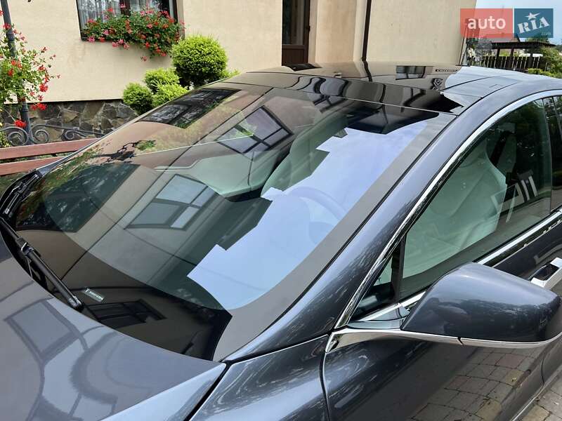 Лифтбек Tesla Model S 2018 в Львове