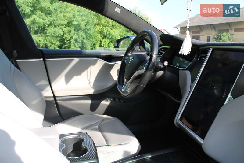 Лифтбек Tesla Model S 2016 в Жовкве