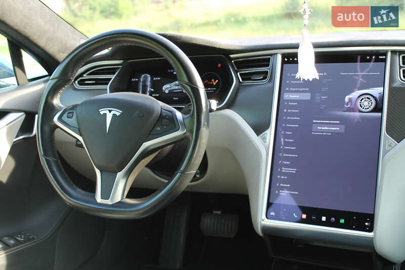 Лифтбек Tesla Model S 2016 в Жовкве