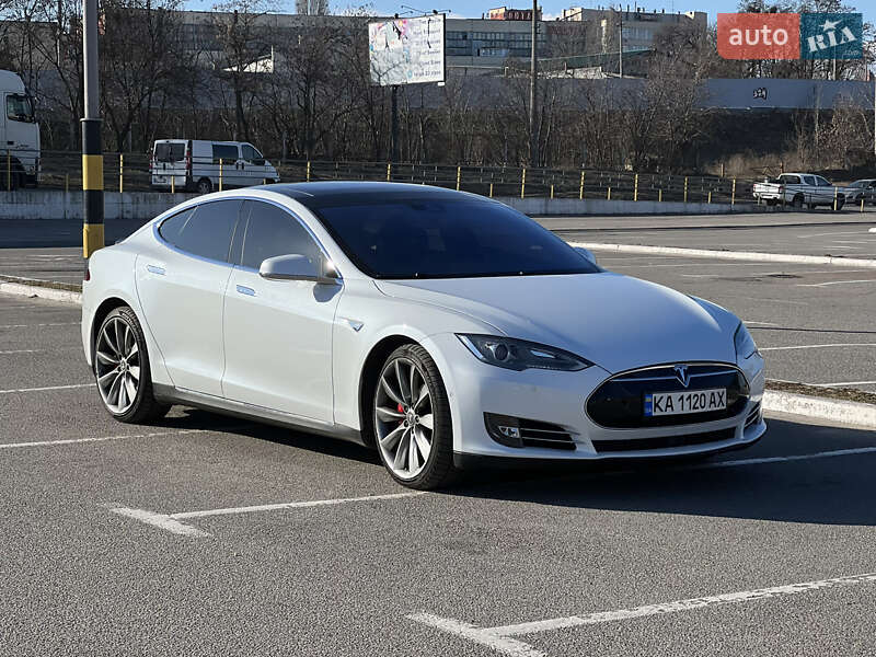 Лифтбек Tesla Model S 2015 в Киеве